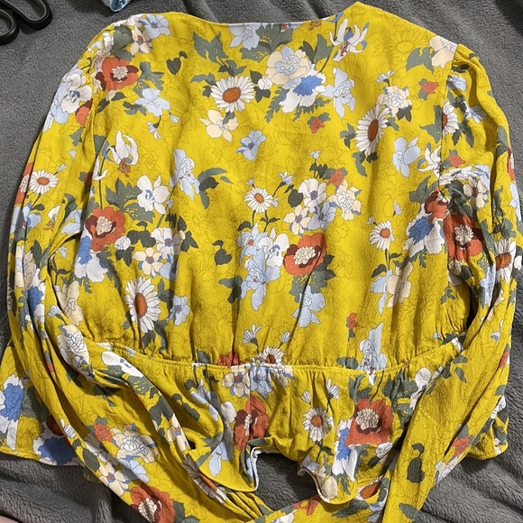 Sunday Best Yellow Floral Tie Front Blouse Size Medium - Picture 5 of 5